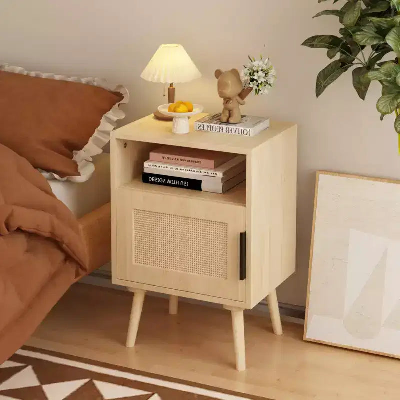 Table de chevet en MDF imitation bois naturel avec porte en cannage, table d'appoint avec étagère ouverte et meuble de rangement, pieds fuselés pour chambre à coucher