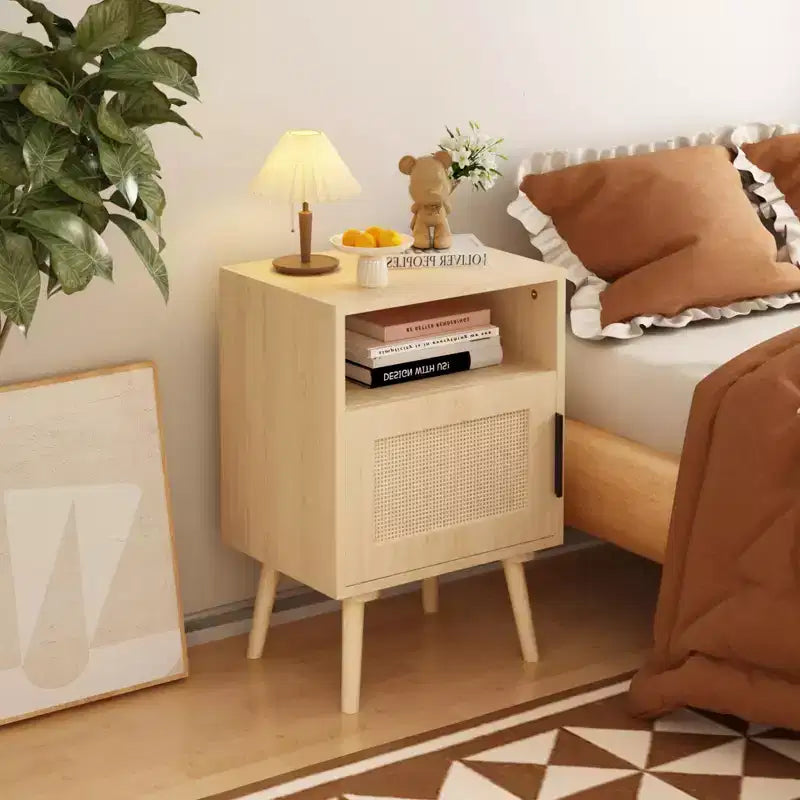 Table de chevet en MDF imitation bois naturel avec porte en cannage, table d'appoint avec étagère ouverte et meuble de rangement, pieds fuselés pour chambre à coucher