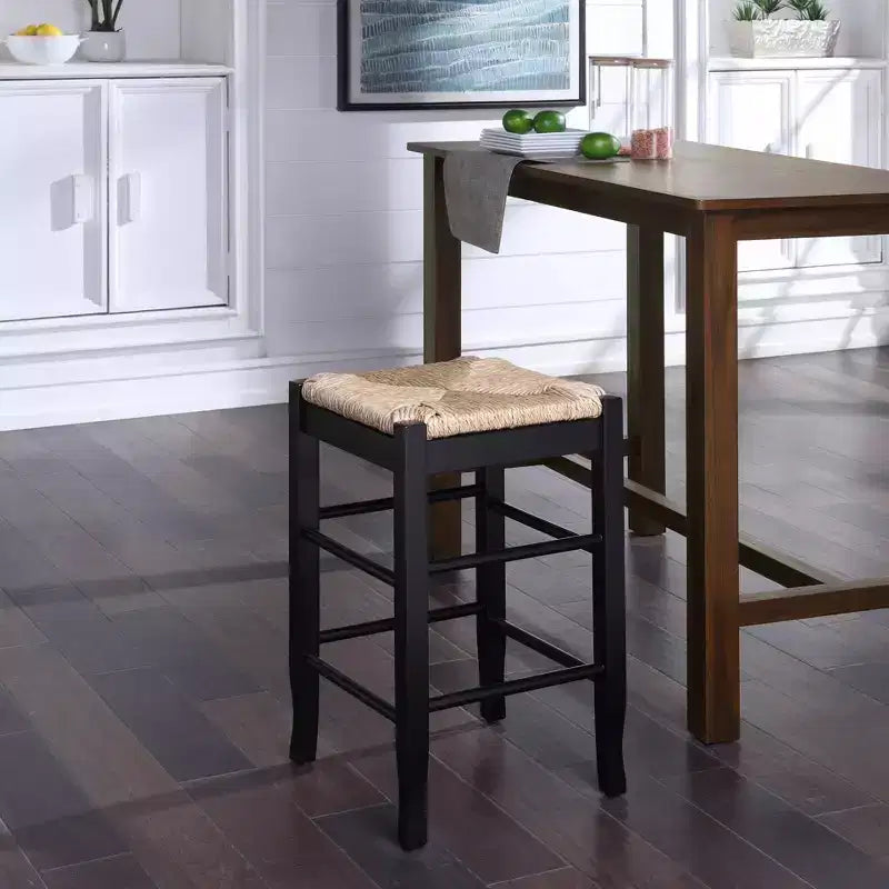 Tabouret de bar en bois massif à hauteur de comptoir avec assise en paille tressée, noir