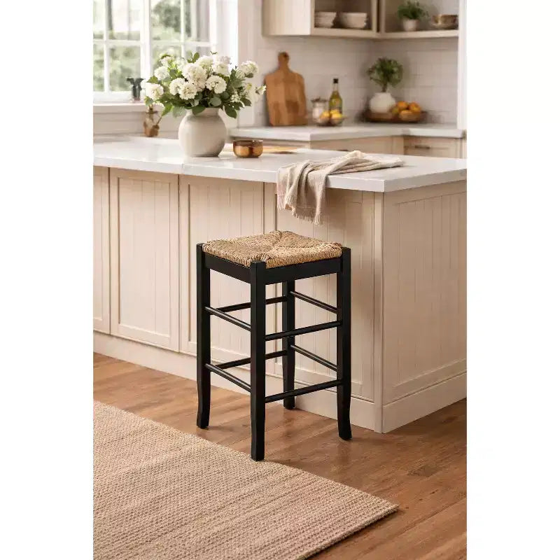 Tabouret de bar en bois massif à hauteur de comptoir avec assise en paille tressée, noir