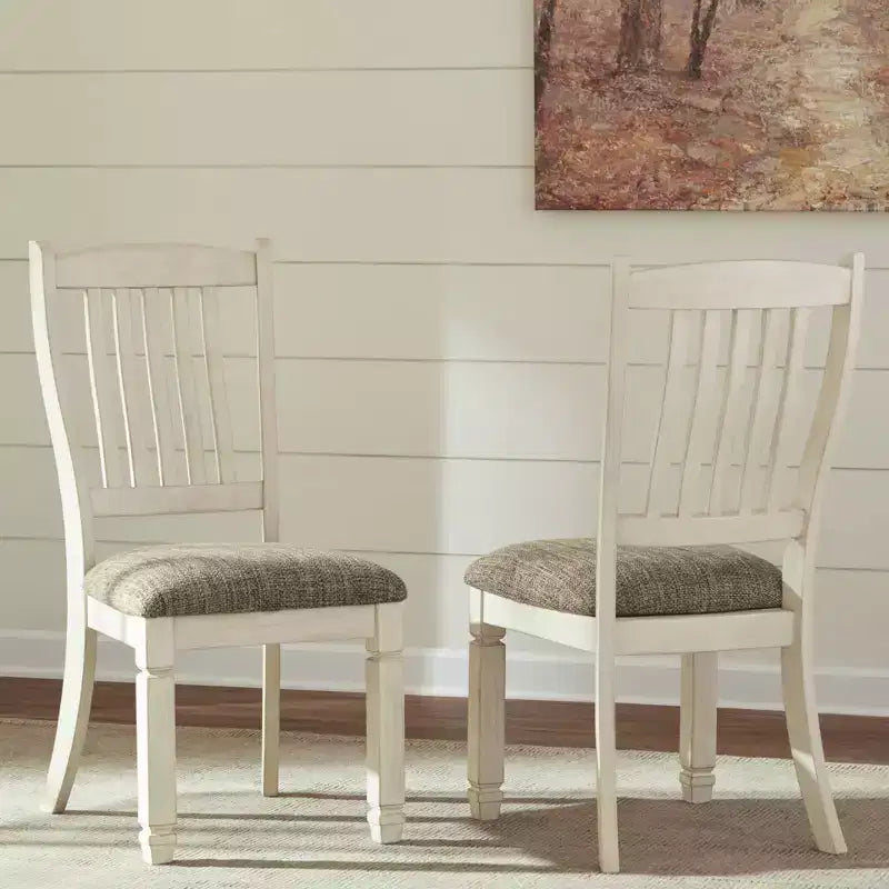 Chaise de salle à manger capitonnée blanche - par : Rake-Back, finition chêne texturé